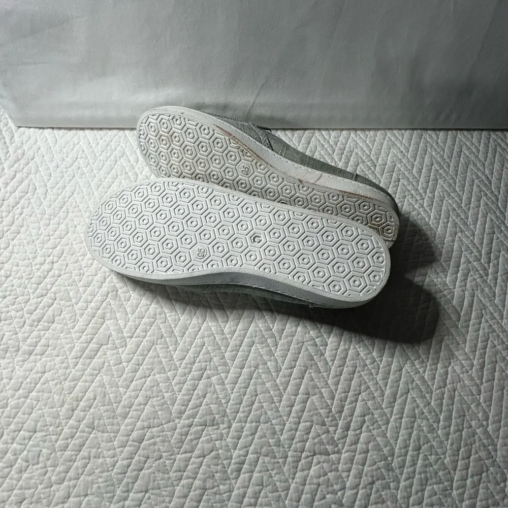 Aloha Island women’s slip on‎ canvas material shoes, size 9.5 light gray color